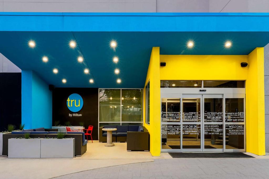 Tru By Hilton Dallas Market Center photo 1