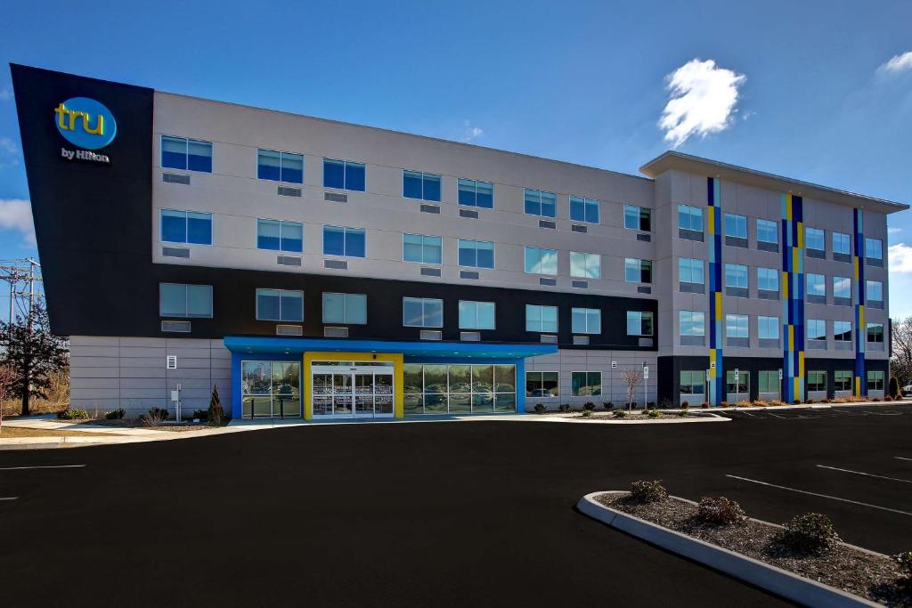 Tru by Hilton Alcoa Knoxville Airport image