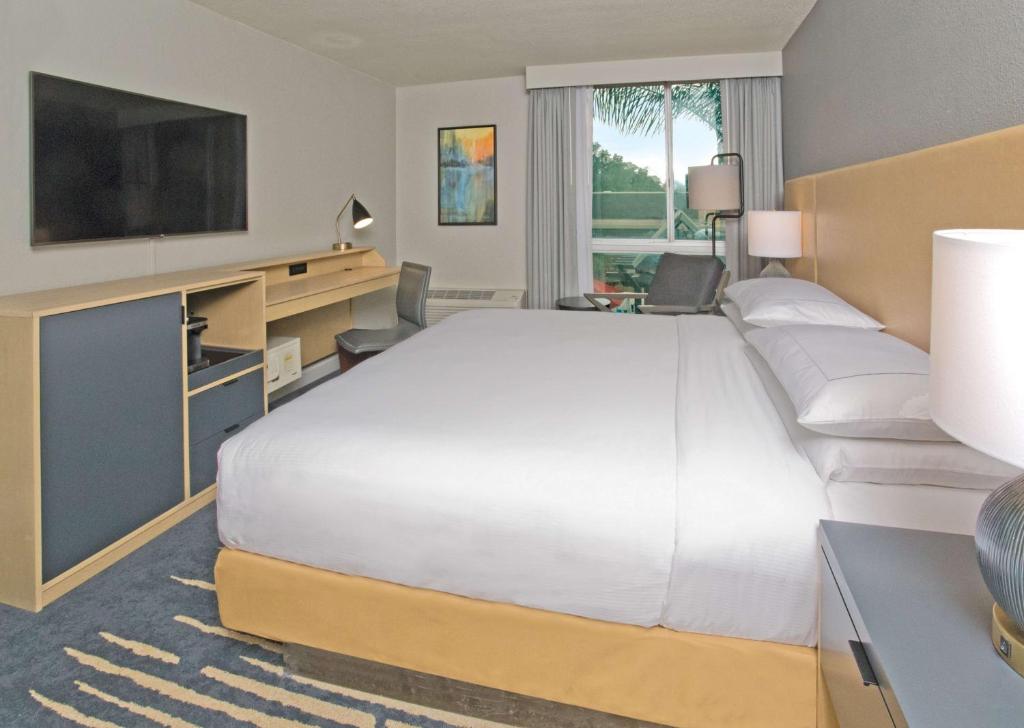 DoubleTree by Hilton Chico - Tap to explore photos