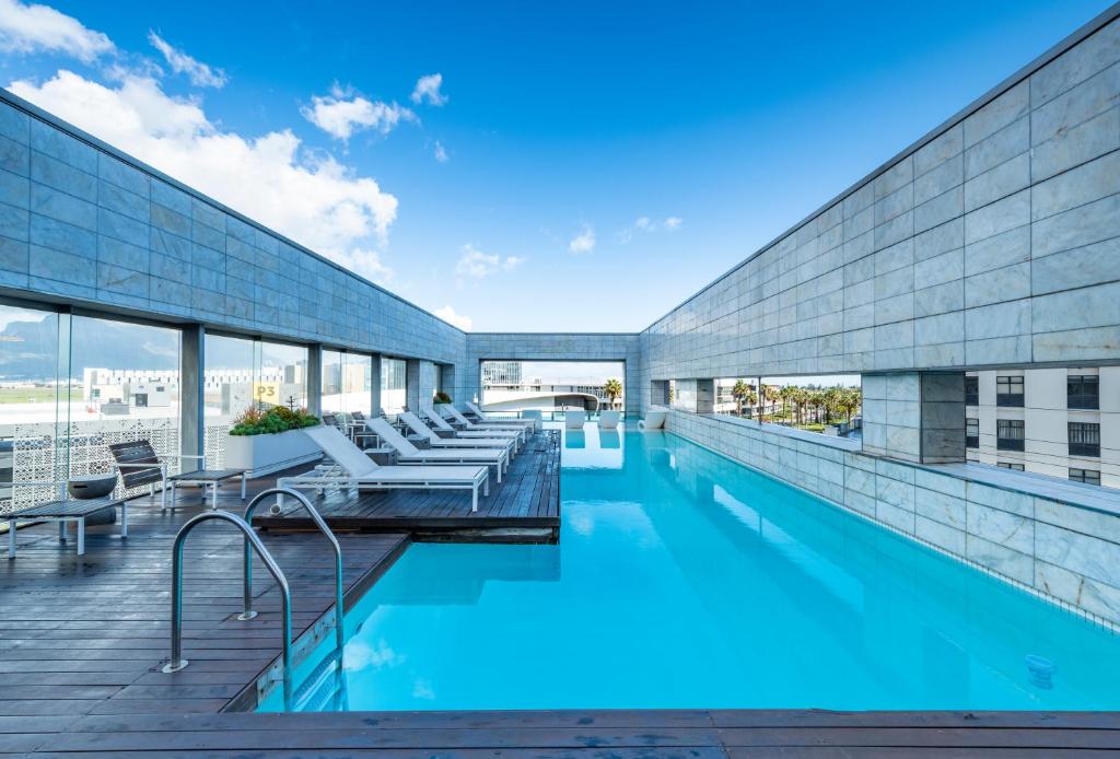 Cape Town Marriott Hotel Crystal Towers - Tap to explore photos