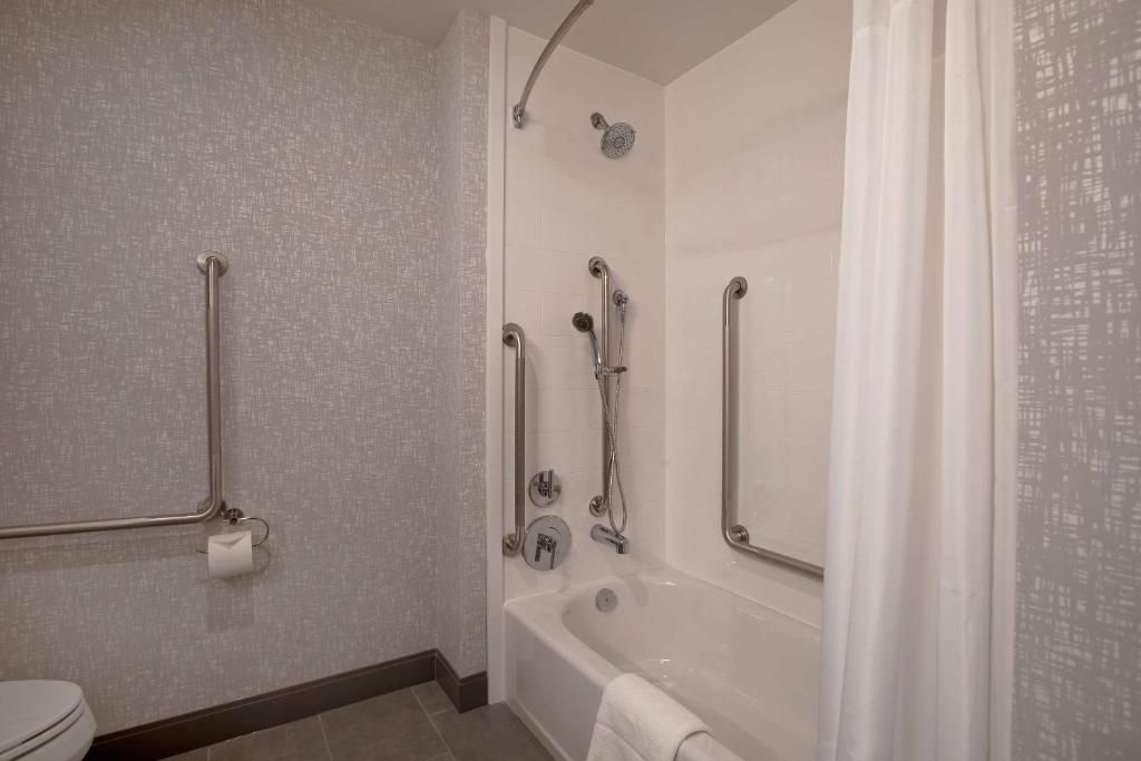 Hampton Inn & Suites Ottawa West, Ontario, Canada - Tap to explore photos