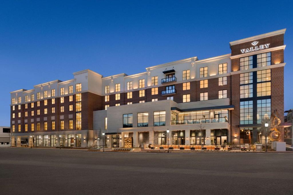 Valley Hotel Homewood Birmingham, Curio Collection by Hilton image