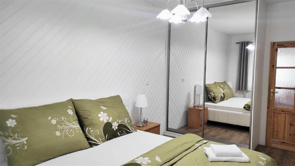 ROYAL GARDEN APARTMENTS *** photo 1