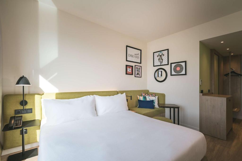 Hampton by Hilton Konstanz - Tap to explore photos
