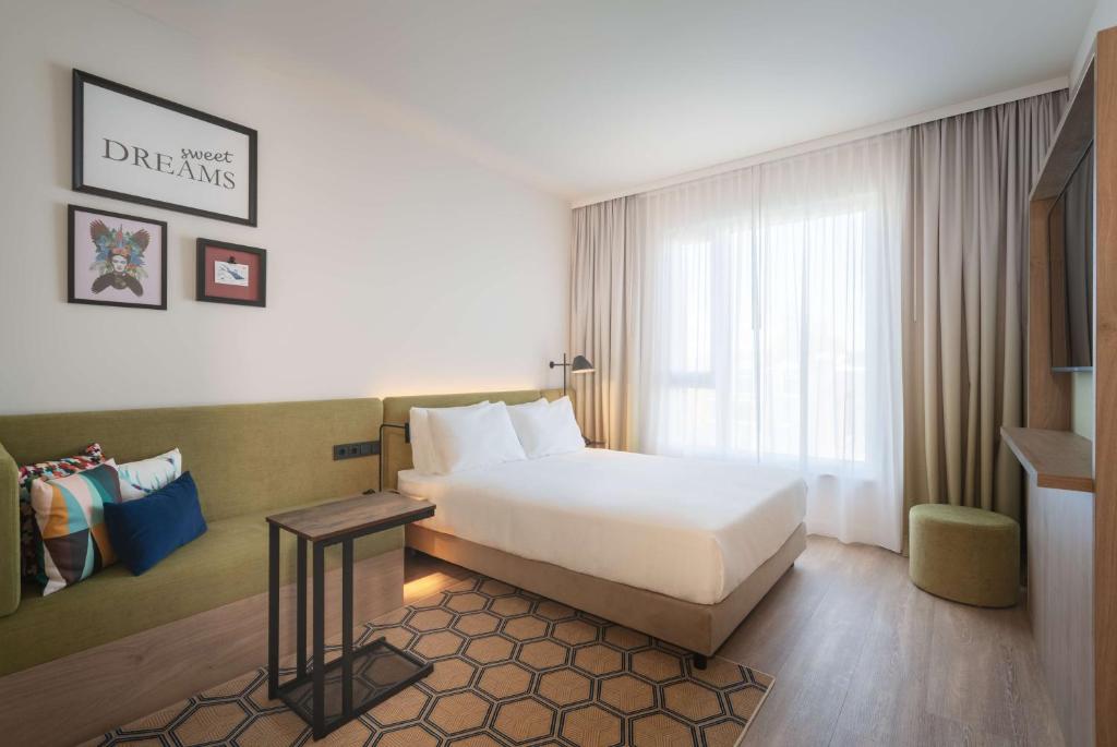 Hampton by Hilton Konstanz - Tap to explore photos