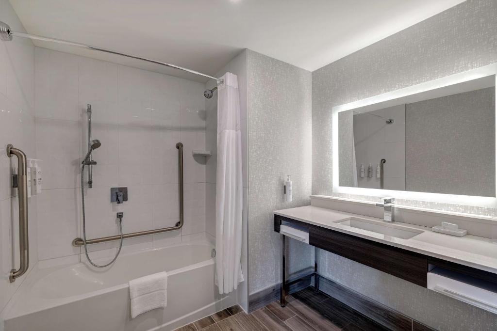 Hampton Inn & Suites by Hilton Burlington Toronto Room Type - King Studio - Mobility and Hearing Access/Non-Smoking Hampton Inn & Suites by Hilton Burlington Toronto Room Type - King Studio - Mobility and Hearing Access/Non-Smoking