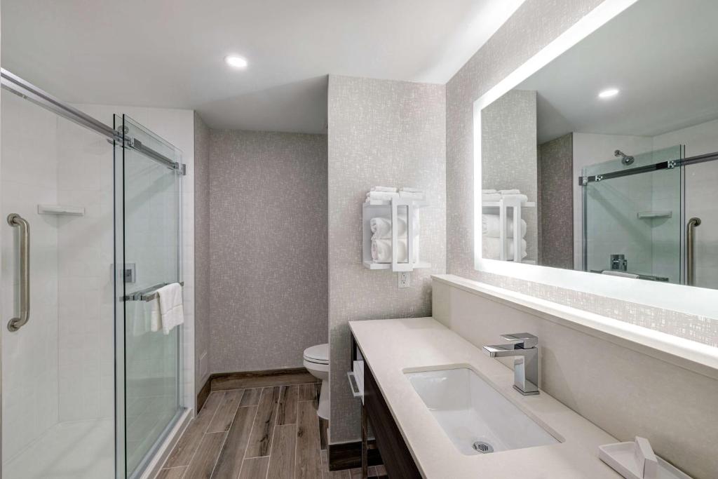 Hampton Inn & Suites by Hilton Burlington Toronto Room Type - King Studio Suite - Non Smoking