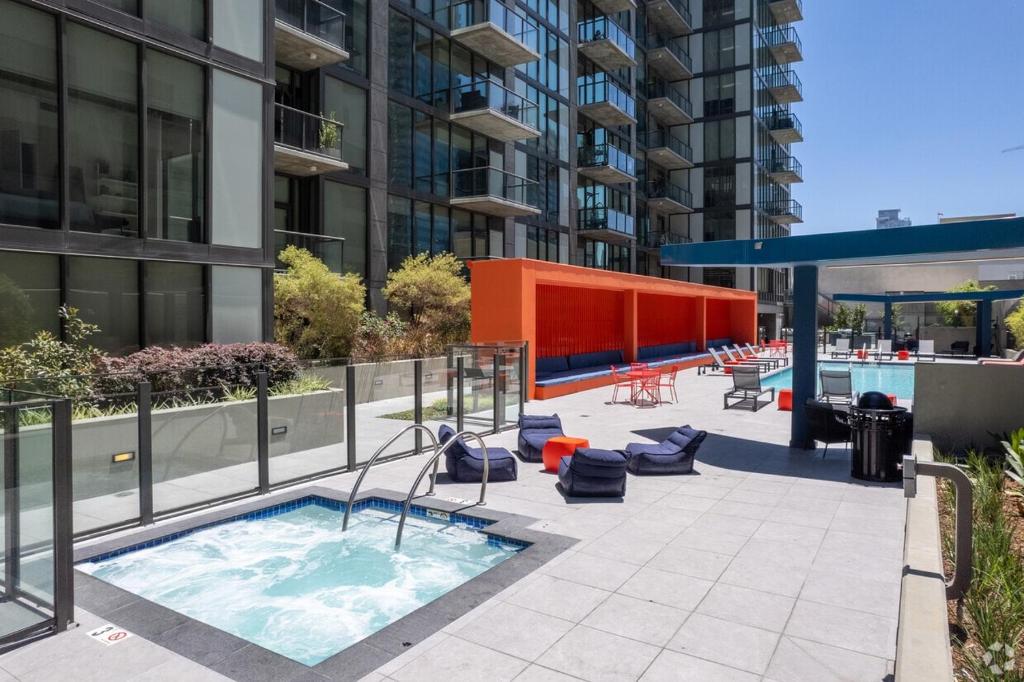 Top Floor High Rise 3 Bed DTLA Skyscraper Penthouse photo 1