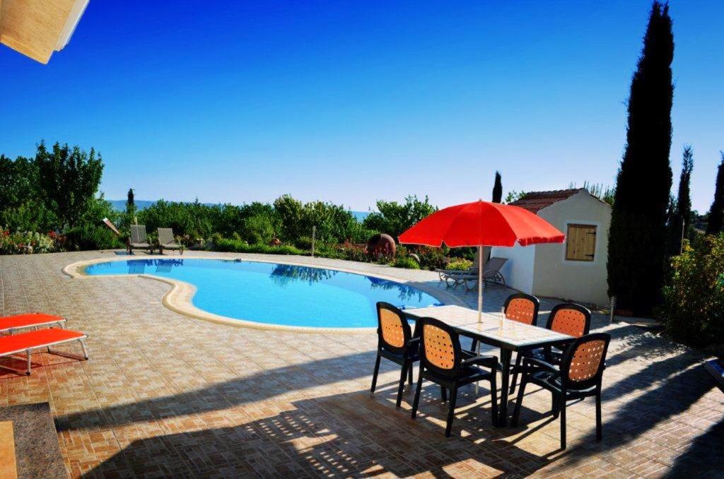 5 bedrooms house with private pool enclosed garden and wifi at Paphos