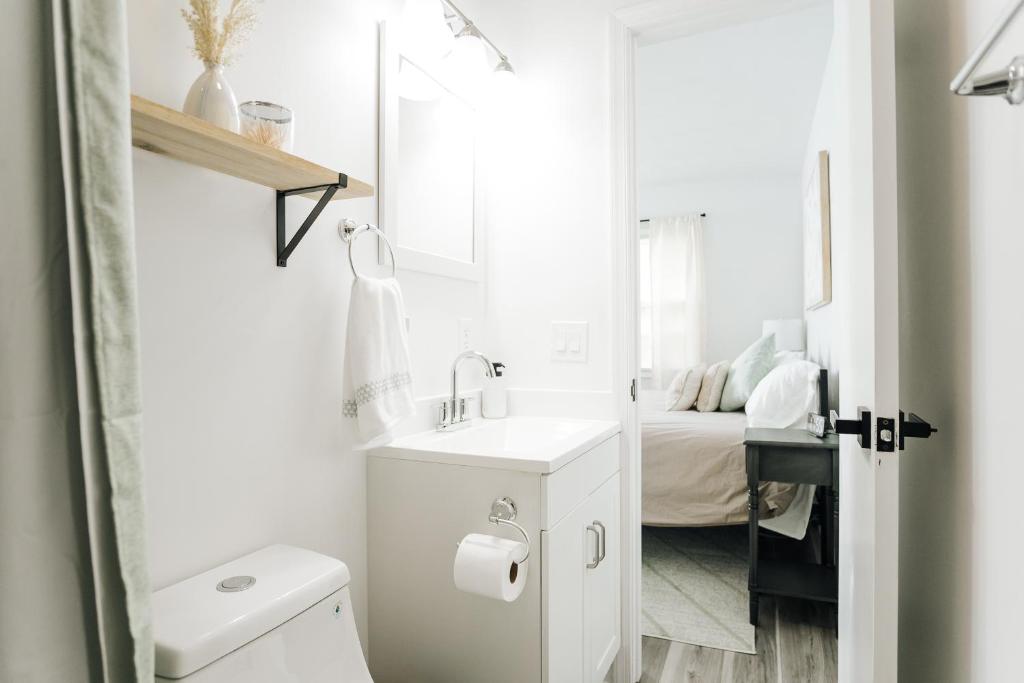 Tranquil Luxury: Modern Comfort! photo 3