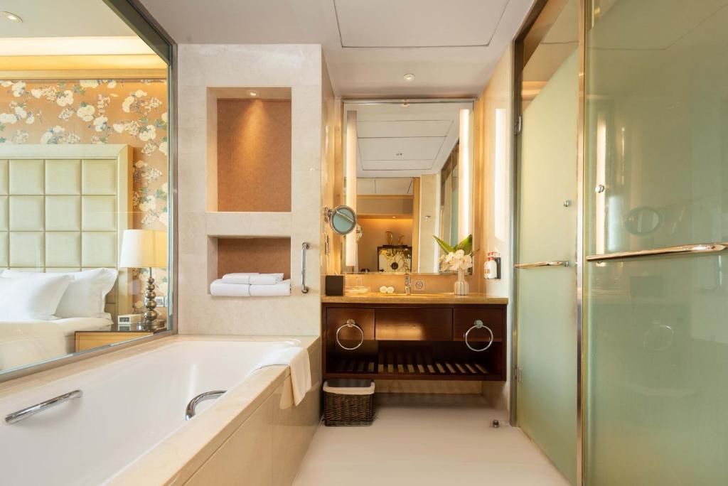 Crowne Plaza Xiangyang, an IHG Hotel Room Type - 1 King Standard Lounge Access