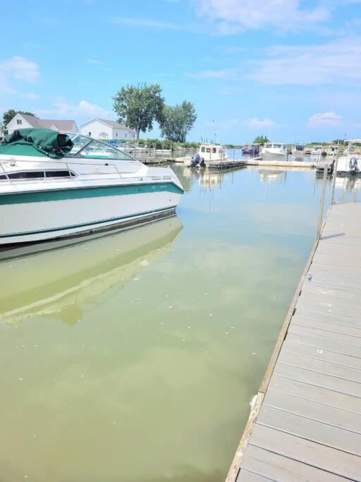 Sunnie Days condo in Oak Harbor on Lake Erie! photo 1