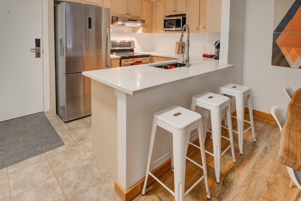Modern Nordic 2 Bedroom Mountain View Condo photo 3