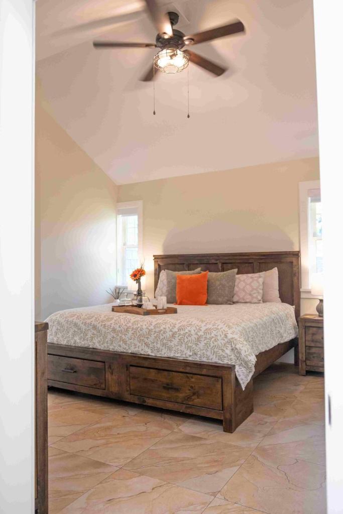 Kelowna Bed & Breakfast - CHATHAM HOUSE photo 2