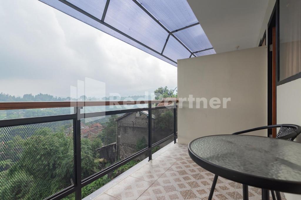 D'Valley View Lembang Mitra RedDoorz Room Type - Family Room