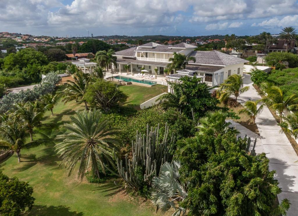 A Beautiful Villa Curacao with large pool and tropical garden photo 1