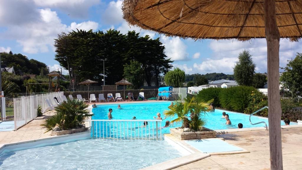 Bungalow de 3 chambres avec piscine partagee jardin et wifi a Louannec