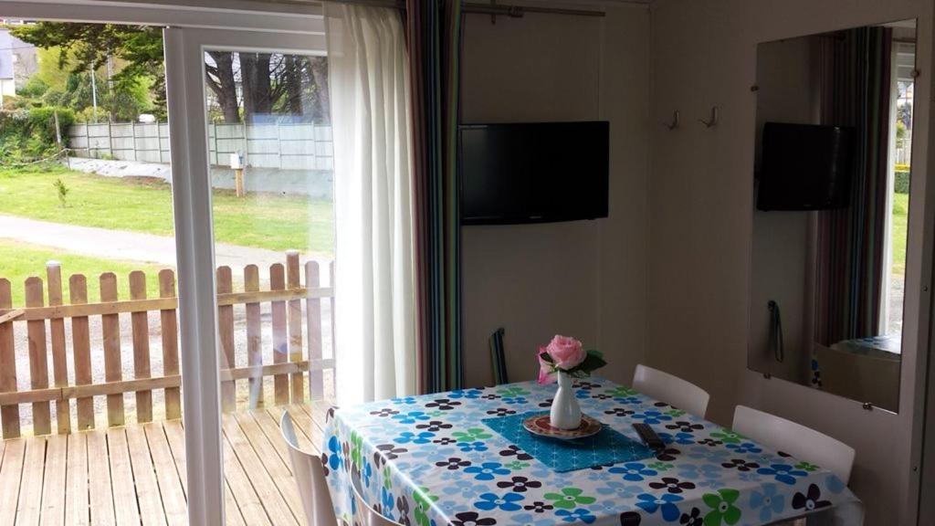 Bungalow de 3 chambres avec piscine partagee jardin et wifi a Louannec photo 3