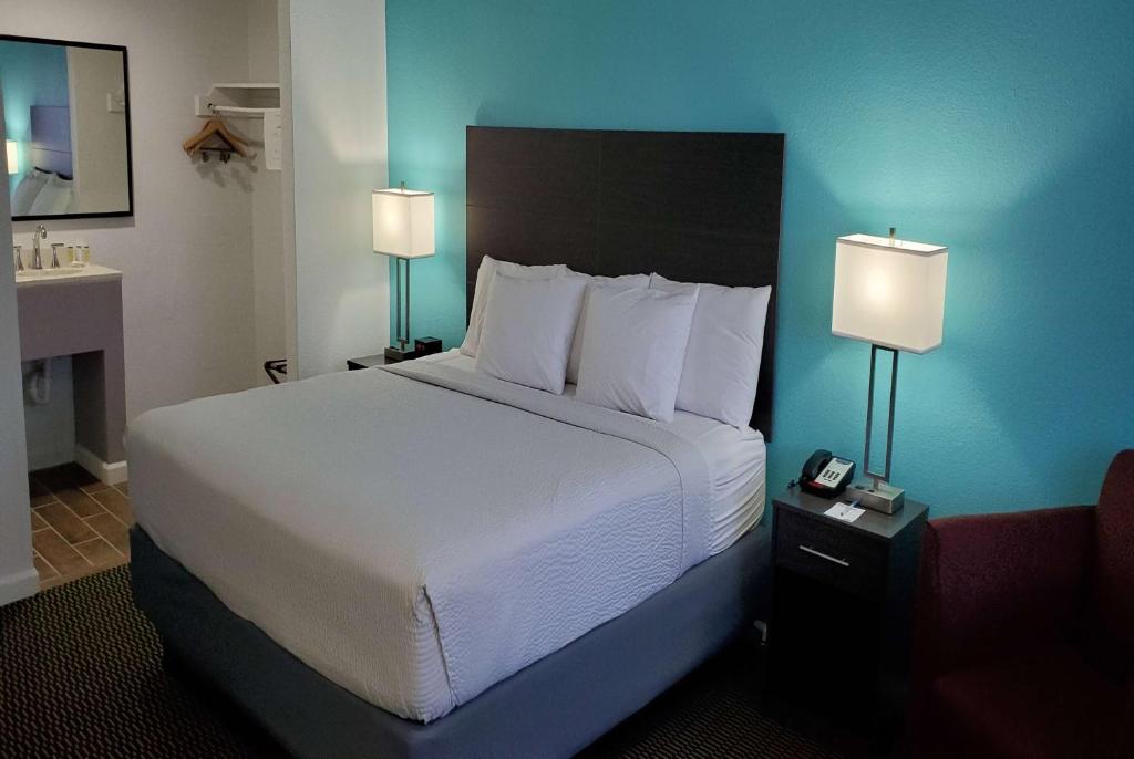 Travelodge by Wyndham Livonia Canton Novi Detroit Area photo 3