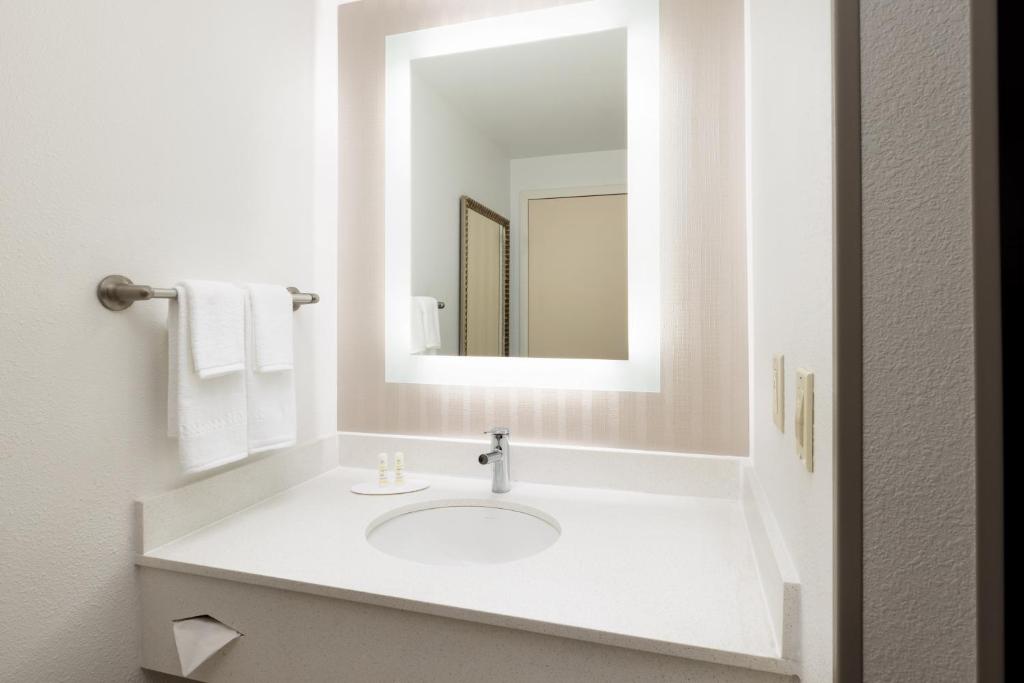 SpringHill Suites Fresno photo 2