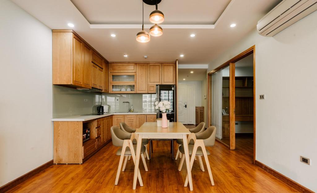 Hi-Home - D'Le Roi Soleil Xuan Dieu/Tay Ho