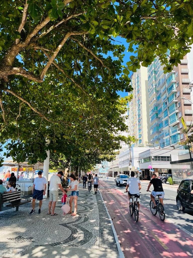 Avenida Atlântica, beira mar, pé na areia photo 1