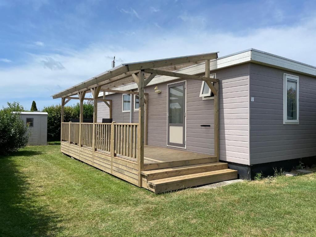 Chalet Boerennest - Heerlijk chalet met overkapt terras en 3 slaapkamers - max 5 pers - 3 km van Noordzee - locatie op camping Moorhoek 10