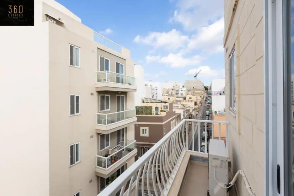 Beautiful, central home with all amenities & WIFI by 360 Estates photo 2