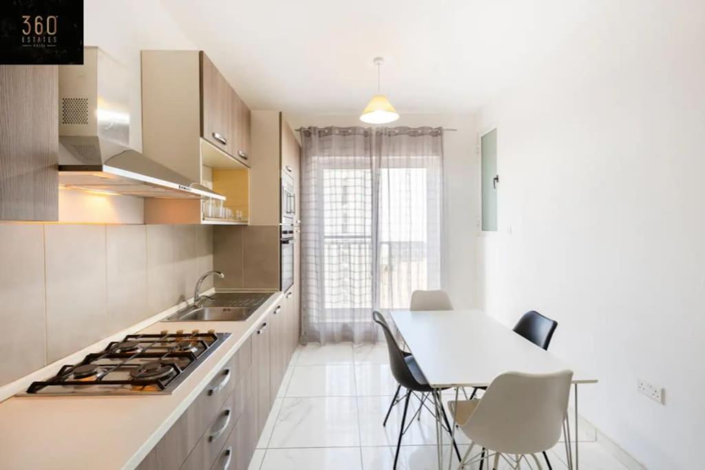 Beautiful, central home with all amenities & WIFI by 360 Estates photo 1