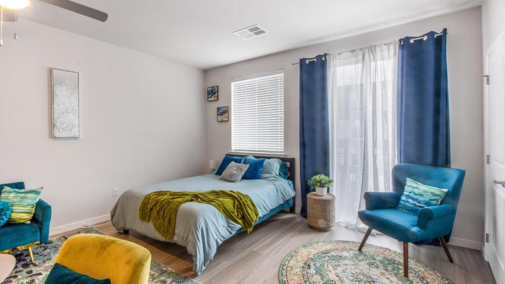 Stunning Studio with Balcony Views, Pool, and Gym image
