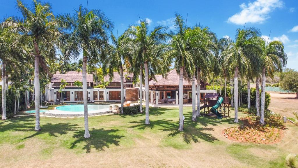 Luxurious 8-BR Villa with Ocean View, Jacuzzi, Home Cinema and Resort Access in Casa de Campo