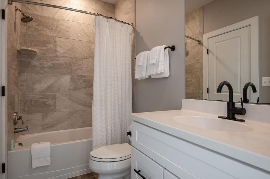 Piedmont Place Suite 402 Modern Apartment in Heart of Crozet photo 3