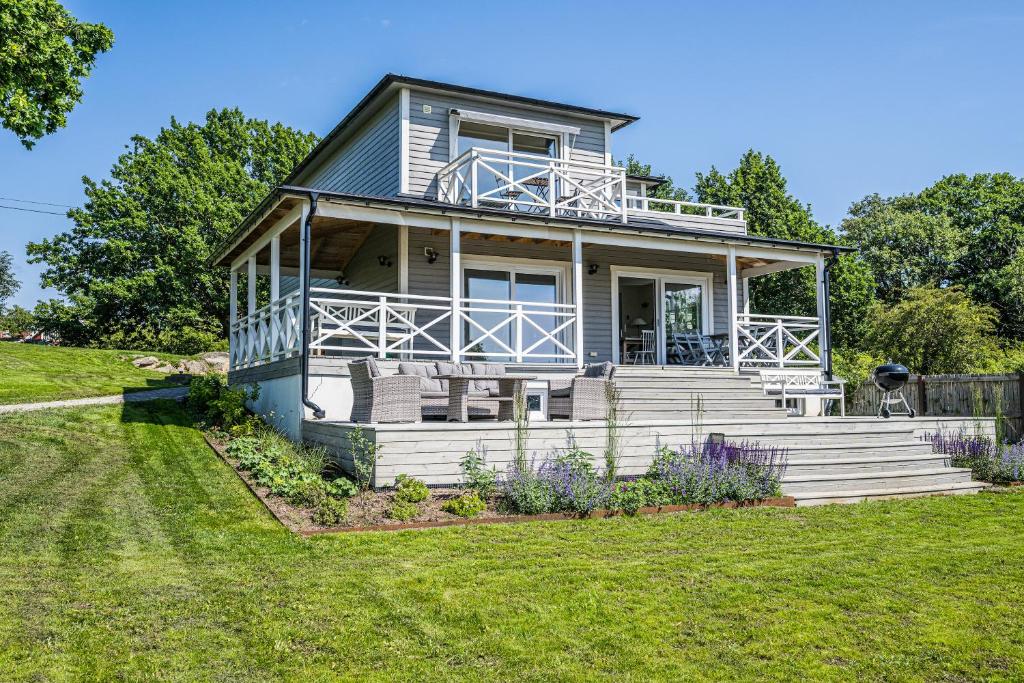 Exclusive tranquil villa by the sea, boat available