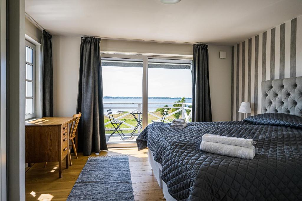 Exclusive tranquil villa by the sea, boat available photo 1