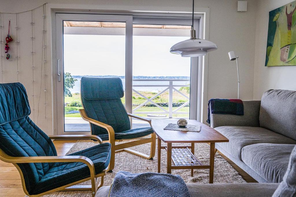Exclusive tranquil villa by the sea, boat available photo 2