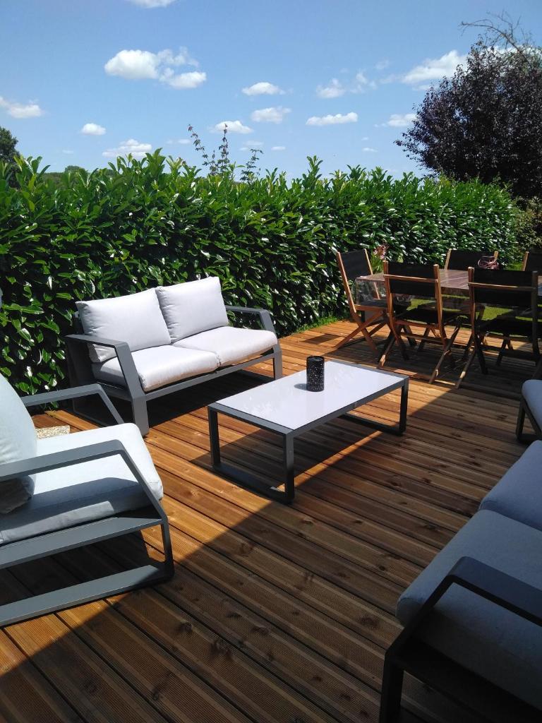 Grande Maison de plain pied avec jardin arboré.