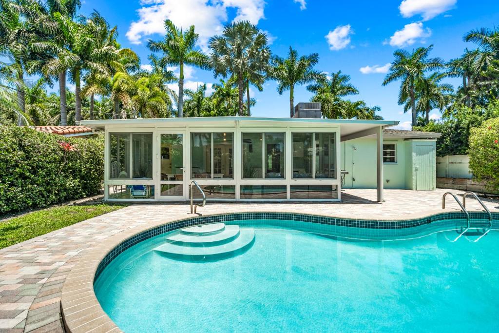 Tropical Paradise! Ξ Heated Pool! Ξ Pet Friendly! photo 1