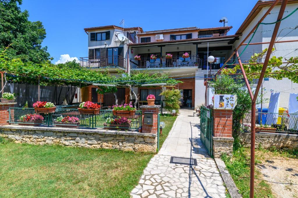 Apartments by the sea Banjole, Pula - 3002 photo 1