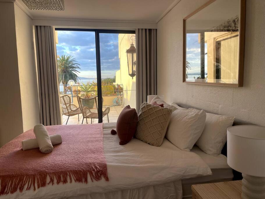 Waterfront Sub-Penthouse with Beach View photo 1