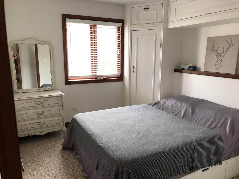 Amazing view of 4 bedrooms, 3 bathrooms 4-season cottage photo 1