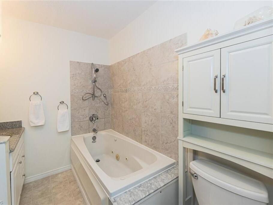Amazing view of 4 bedrooms, 3 bathrooms 4-season cottage photo 2