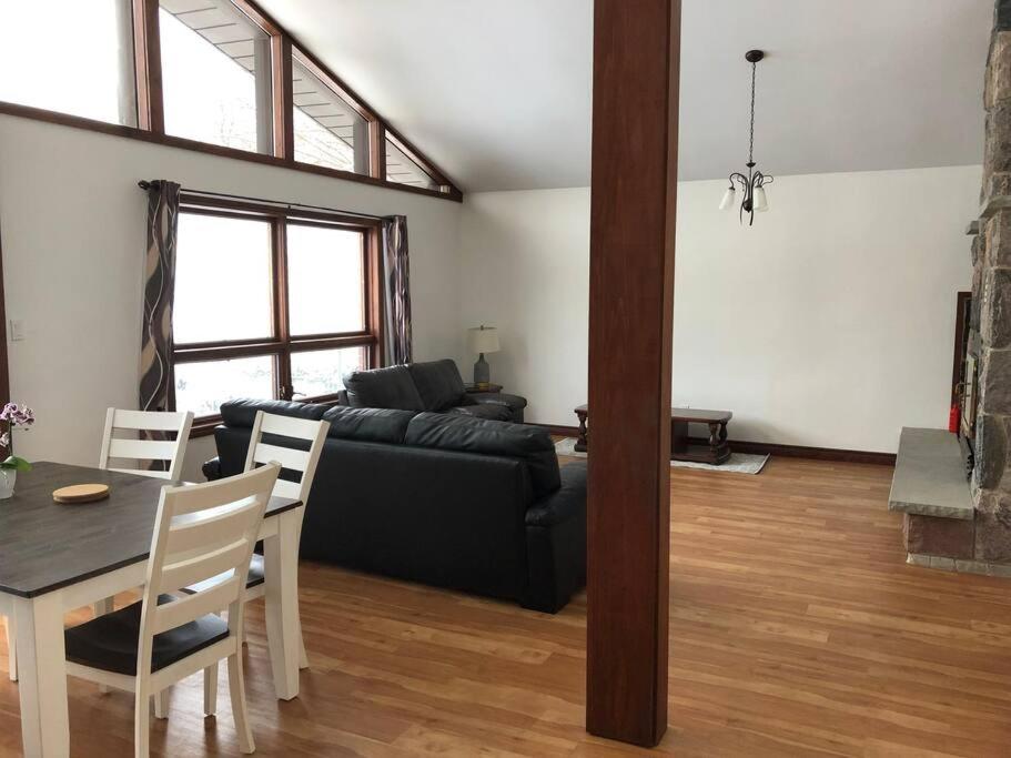 Amazing view of 4 bedrooms, 3 bathrooms 4-season cottage photo 3