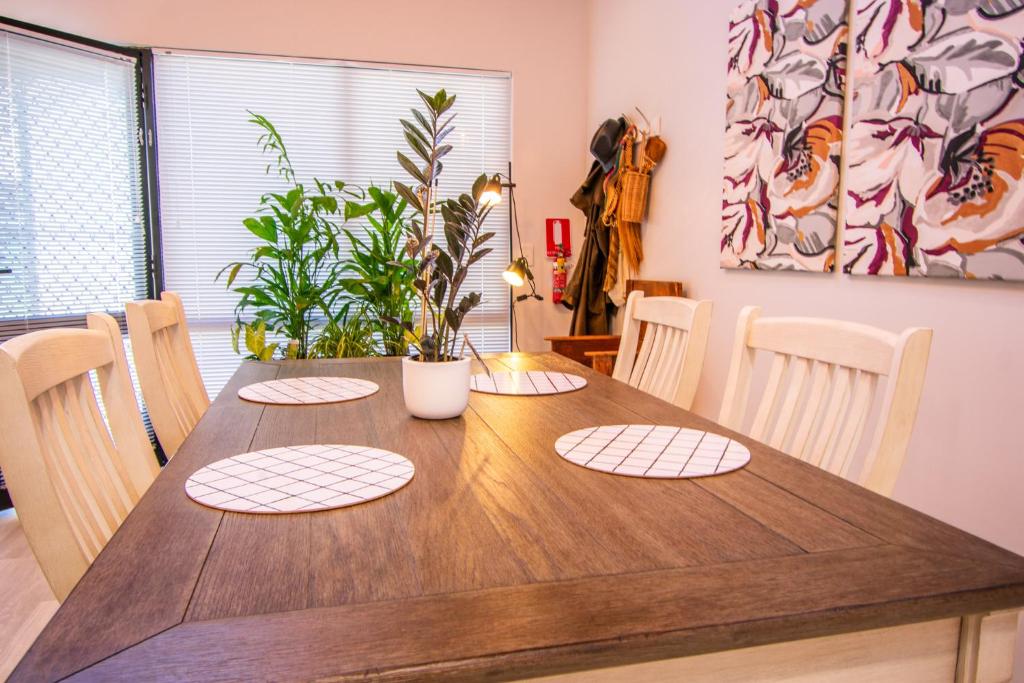 Annie's Place - a downtown, mezzanine apartment photo 1