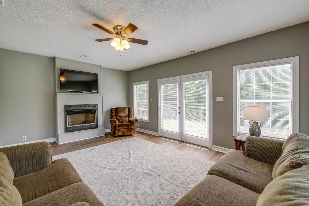Huntsville Vacation Rental with Fire Pit photo 4