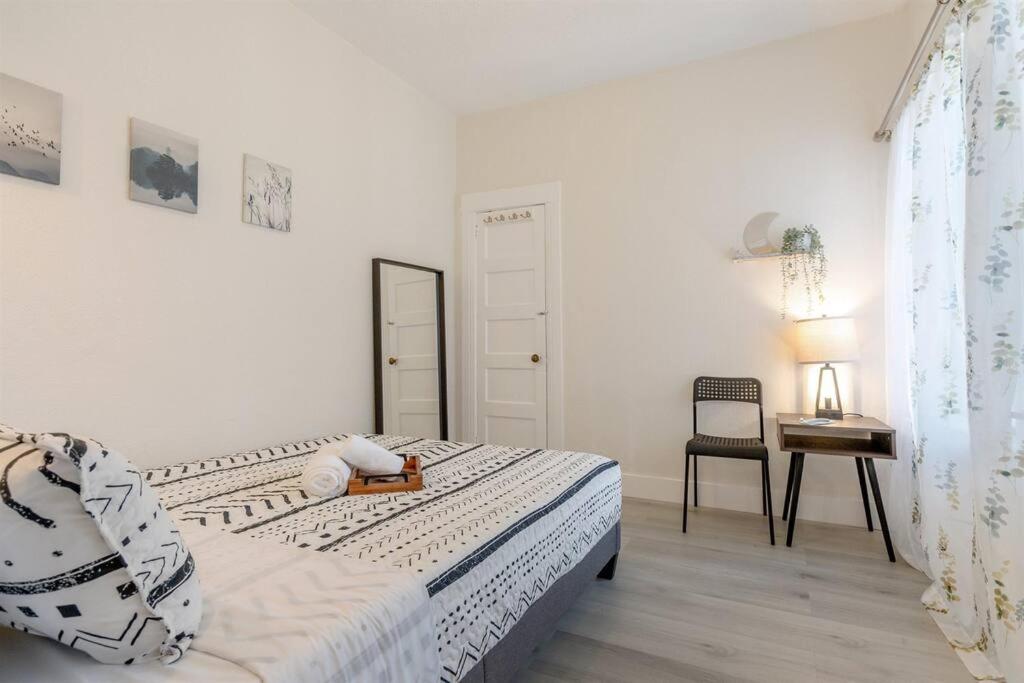 Modern Apt near all conveniences photo 2