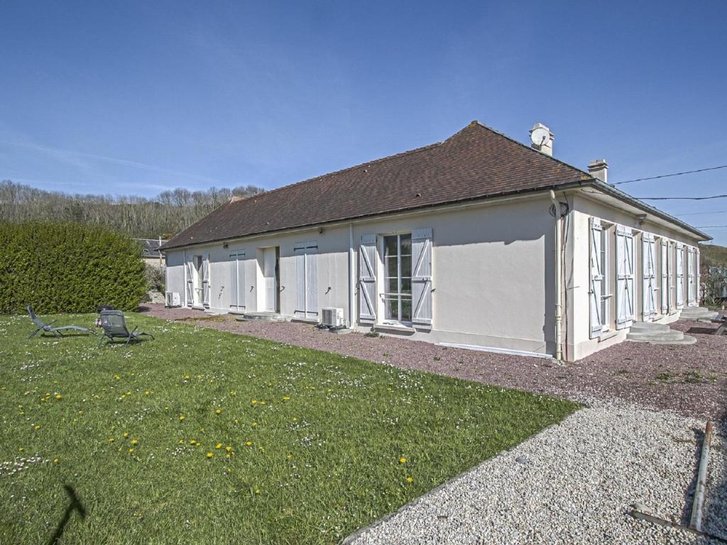Spacious holiday home in Aure sur Mer with garden photo 2