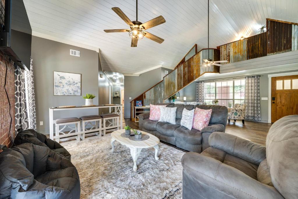 Broken Bow Vacation Rental with Pool and Hot Tub! photo 3
