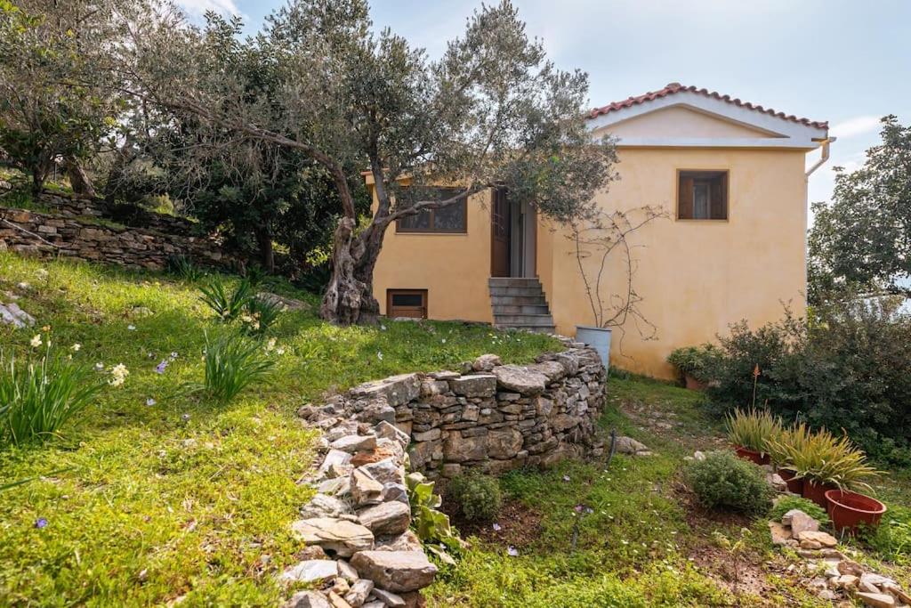 Beautiful Cottage over-viewing Samos bay. photo 2