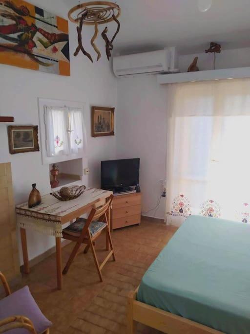 Beautiful Cottage over-viewing Samos bay. photo 3