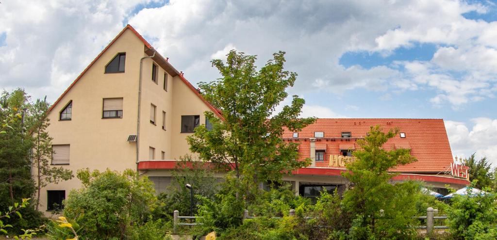WEST Hotel an der Sächsischen Weinstrasse photo 1